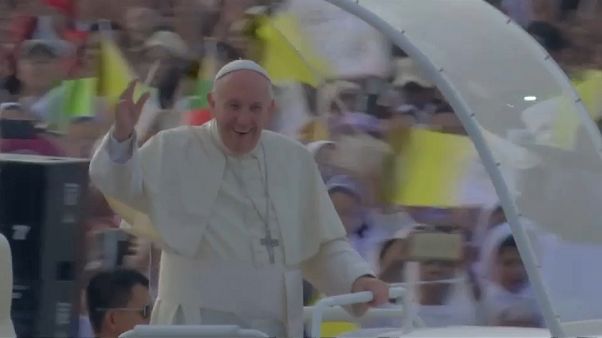 El papa envía un mensaje de paz en su primera misa en Birmania El papa envía un mensaje de paz en su primera misa en Birmania