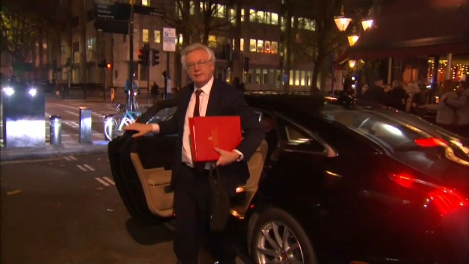 David Davis al llegar a su domicilo en Londres 