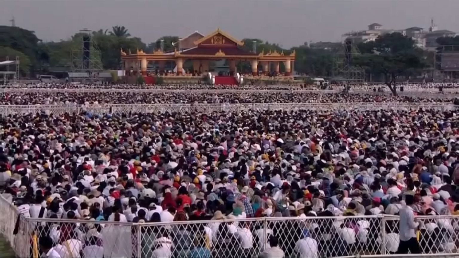 Papa contra o "caminho da vingança" no Myanmar