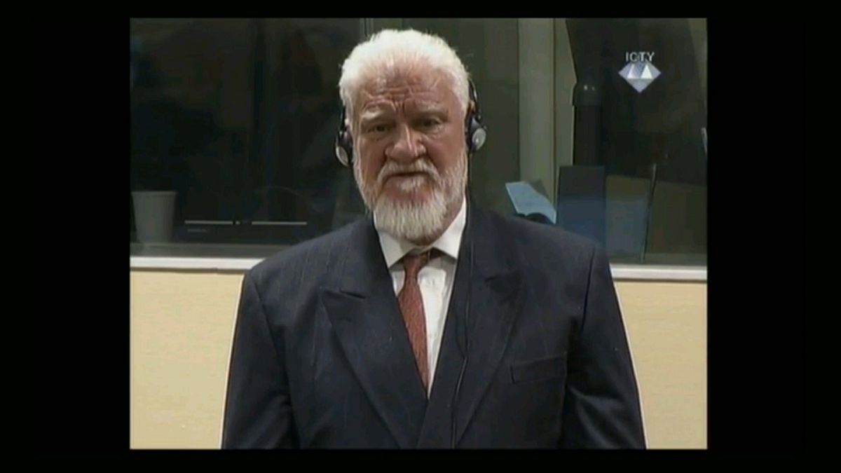  Slobodan Praljak vor dem Jugoslawien-Tribunal in Den Haag