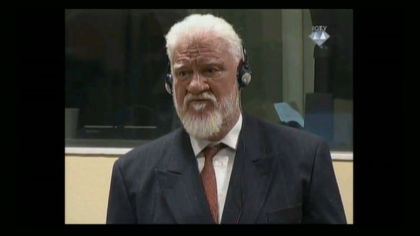 ULTIM'ORA - Suicidio in diretta al TPIJ dell'ex generale croato Praljak ULTIM'ORA - Suicidio in diretta al TPIJ dell'ex generale croato Praljak