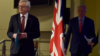 Ο αρμόδιος υπουργός Brexit Ντέιβις και ο διαπραγματευτής της ΕΕ Μπαρνιέ