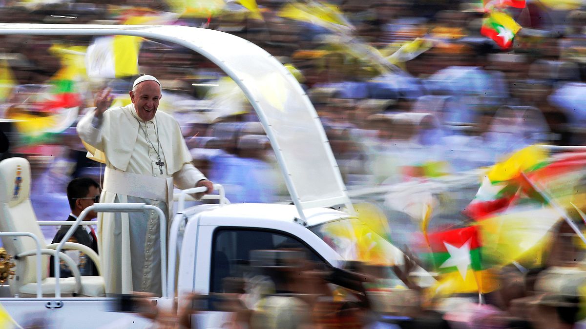 Papst Franziskus winkt von seinem Vehikel aus Teilnehmern der Messe zu.