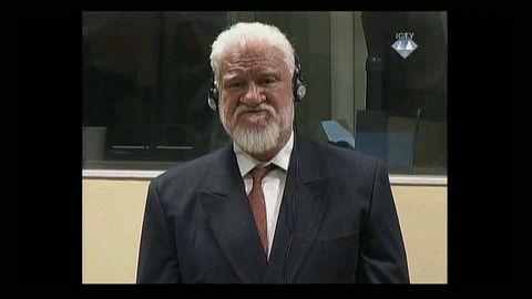 Принять яд во время суда