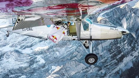 Des wingsuiters entrent dans un avion en vol