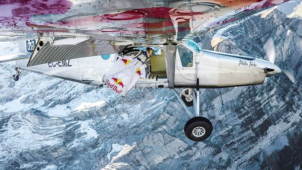 Des wingsuiters entrent dans un avion en vol Des wingsuiters entrent dans un avion en vol
