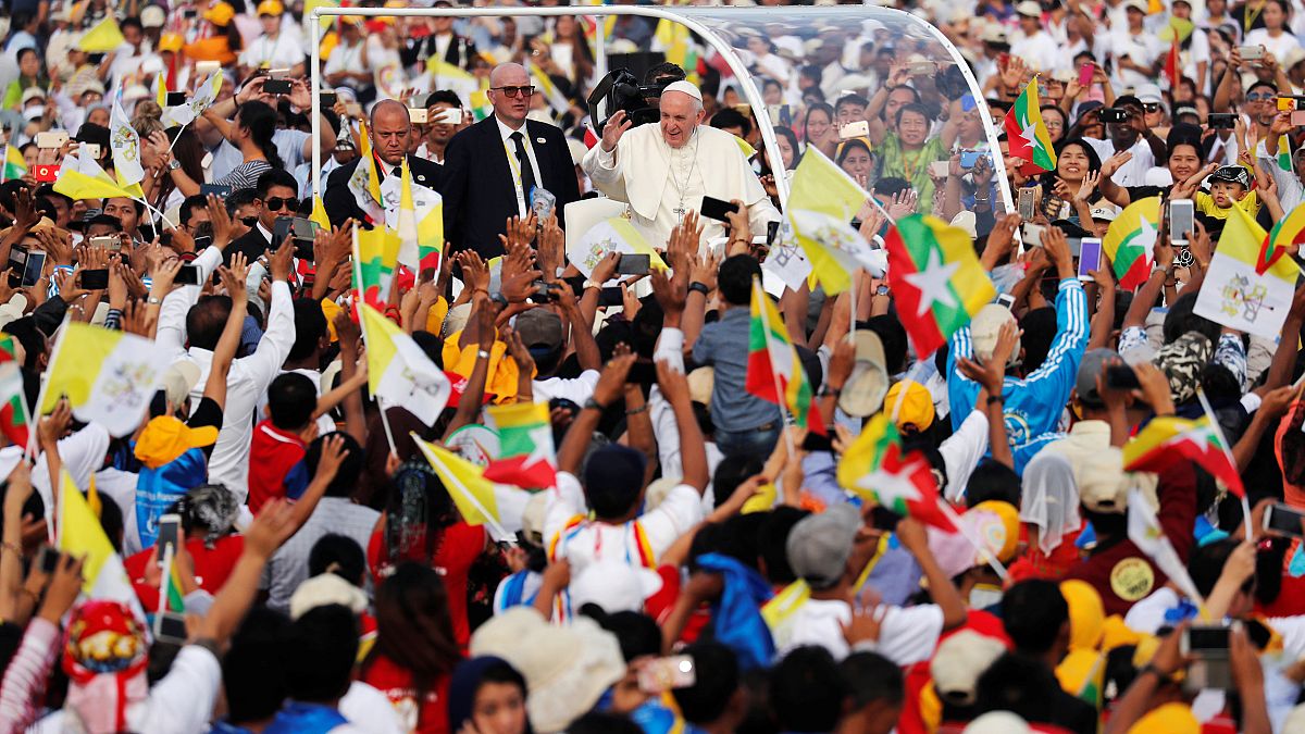 Une foule de Birmans prie avec le pape
