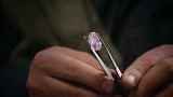 Diamante rosa leiloado por 27 milhões em Hong Kong