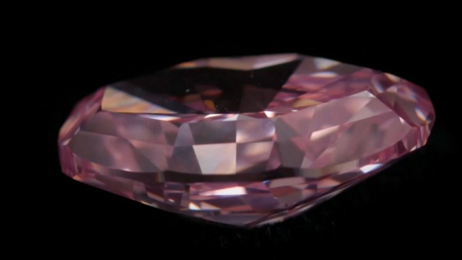 Christie's: venduto un diamante rosa per 32 milioni di dollari