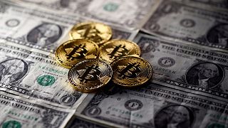 Δείγματα bitcoins πάνω σε «παραδοσιακά» δολάρια
