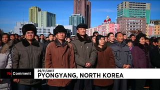 Пхеньянцы приветствуют новую ракету
