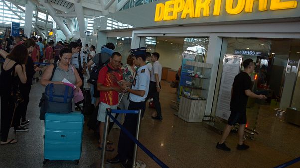 Des milliers de touristes fuient Bali menacé Des milliers de touristes fuient Bali menacé