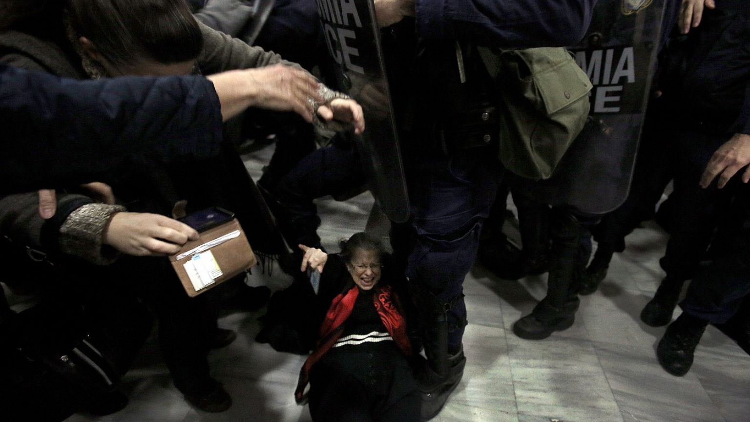 Μία γυναίκα πεσμένη στη διάρκεια των επεισοδίων στο Ειρηνοδικείο