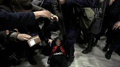 Μία γυναίκα πεσμένη στη διάρκεια των επεισοδίων στο Ειρηνοδικείο