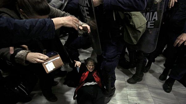 Μία γυναίκα πεσμένη στη διάρκεια των επεισοδίων στο Ειρηνοδικείο Μία γυναίκα πεσμένη στη διάρκεια των επεισοδίων στο Ειρηνοδικείο