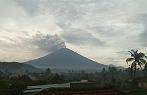 Miles de turistas siguen atrapados en Bali a causa del volcán Agung