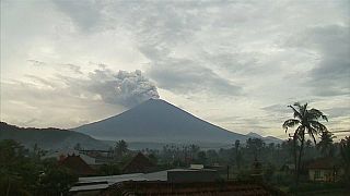 Miles de turistas siguen atrapados en Bali a causa del volcán Agung 