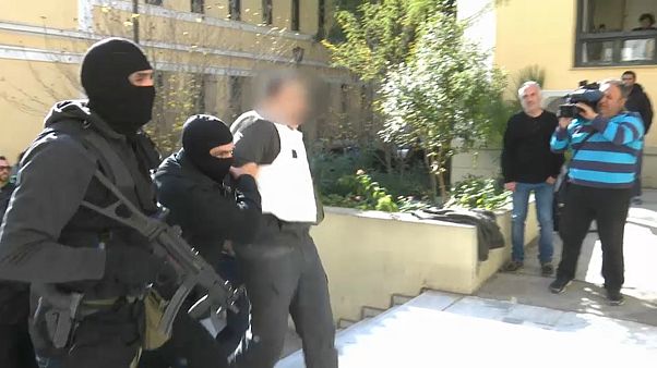 Atina'da 9 Türk terör suçundan mahkemeye çıkarıldı Atina'da 9 Türk terör suçundan mahkemeye çıkarıldı