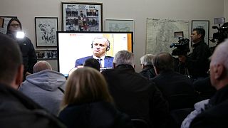 Antigos prisioneiros de guerra assistem a julgamento pela TV em Mostar