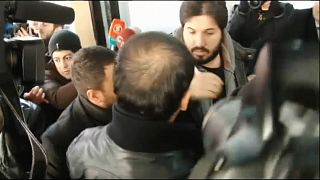 Der türkisch-iranische Goldhändler Reza Zarrab betritt das Gericht
