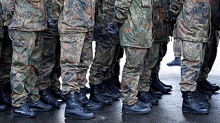 Ejtették a terrorvádat a magát menekültnek kiadó német katona ellen