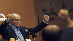 أنور قرقاش: "أحمد شفيق ناكر للجميل"