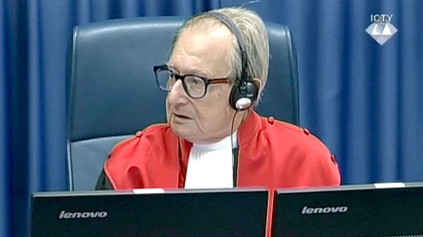 Un juge du TPIY réagit après que Slobodan Praljak a avalé du poison Un juge du TPIY réagit après que Slobodan Praljak a avalé du poison