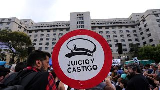 Recht und Strafe. Die Menschen auf der Plaza de Mayo feiern die Urteile