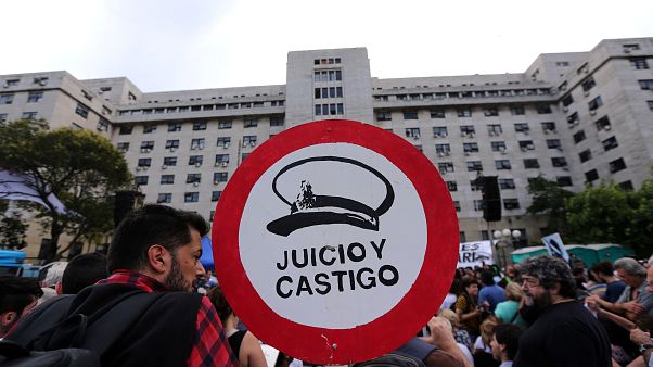 Recht und Strafe. Die Menschen auf der Plaza de Mayo feiern die Urteile Recht und Strafe. Die Menschen auf der Plaza de Mayo feiern die Urteile