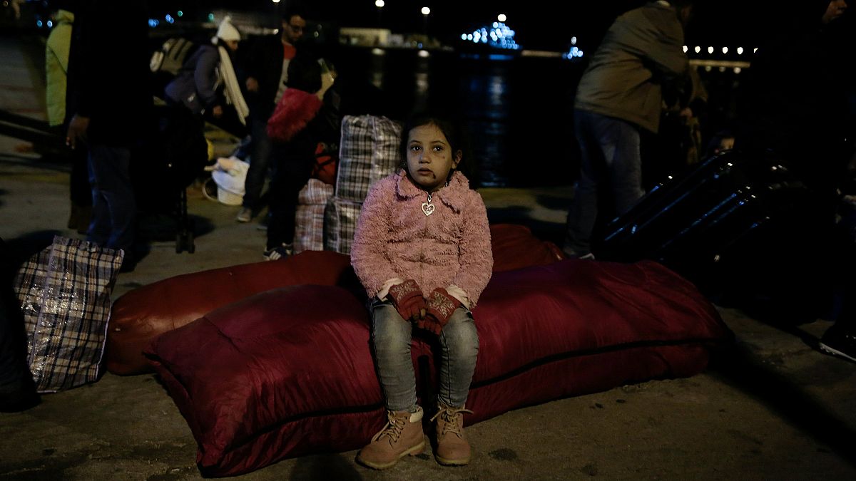 300 Flüchtlinge aus überfüllten Lagern nach Athen gebracht