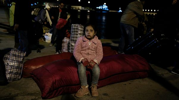 300 Flüchtlinge aus überfüllten Lagern nach Athen gebracht 300 Flüchtlinge aus überfüllten Lagern nach Athen gebracht