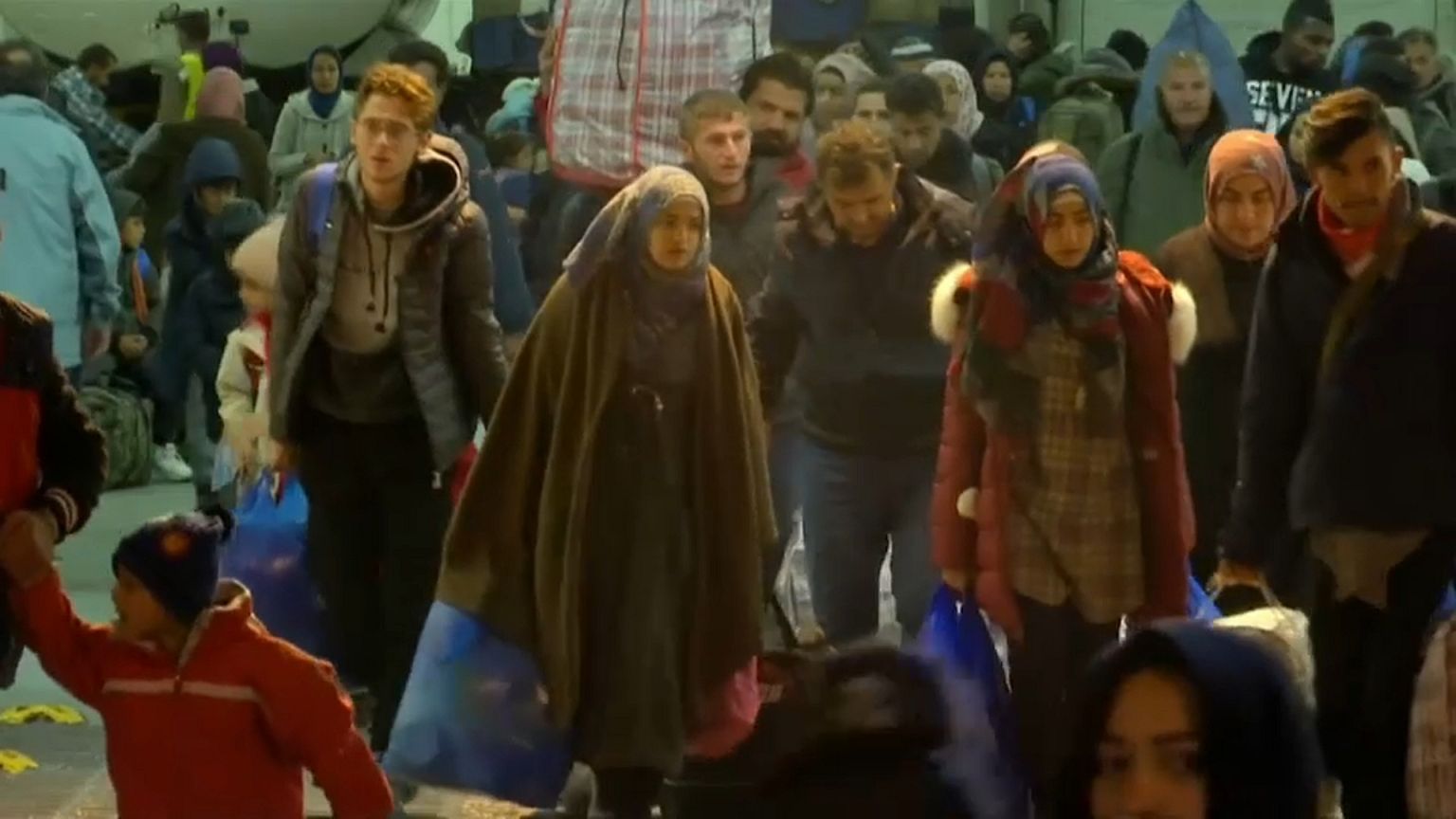 Grécia transfere refugiados para Atenas