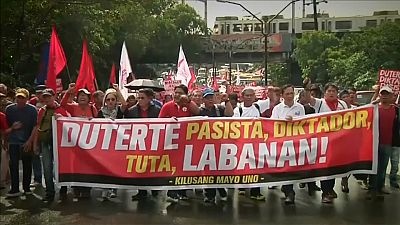 Les anti-Duterte défilent à Manille