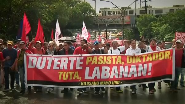 Les anti-Duterte défilent à Manille Les anti-Duterte défilent à Manille