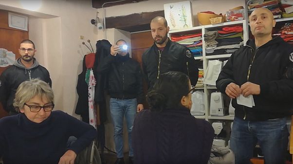 أعضاء من "فينيتو فرونت سكينهيدز" خلال قراءة الوثيقة أعضاء من "فينيتو فرونت سكينهيدز" خلال قراءة الوثيقة