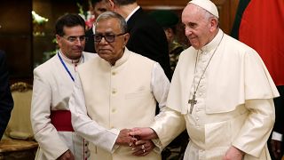 L'appello alla comunità internazionale del Papa, al suo arrivo in Bangladesh