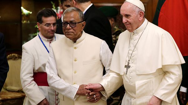 L'appello alla comunità internazionale del Papa, al suo arrivo in Bangladesh L'appello alla comunità internazionale del Papa, al suo arrivo in Bangladesh