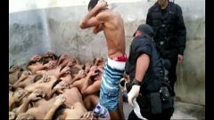 Un policía da una descarga eléctrica a un preso