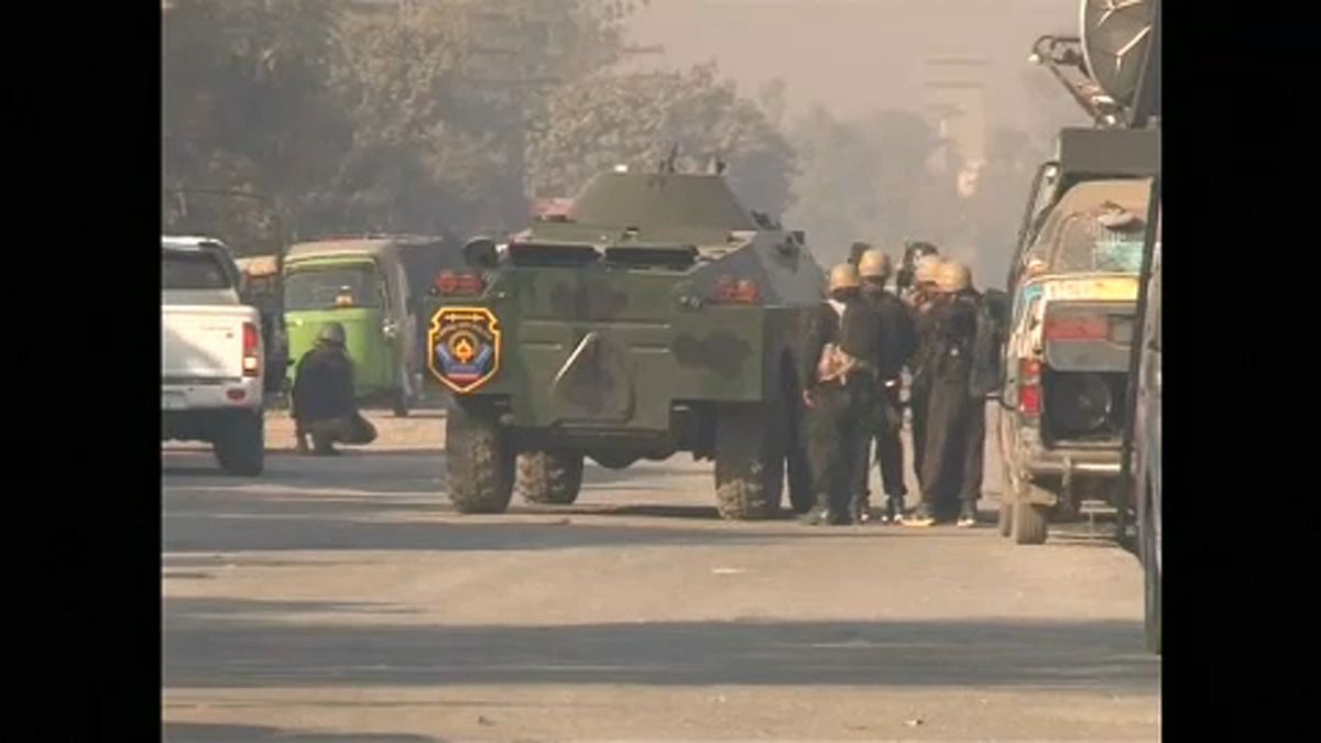 Τεθωρακισμένα του στρατού περικύκλωσαν το πανεπιστήμιο της Πεσαβάρ