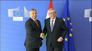 El primer ministro húngaro, Viktor Orbán, da la mano a Jean-Claude Juncker