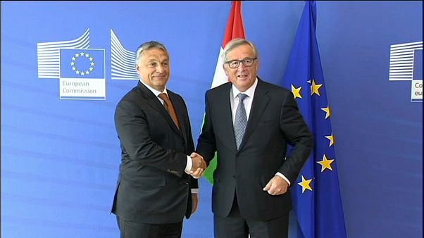 El primer ministro húngaro, Viktor Orbán, da la mano a Jean-Claude Juncker El primer ministro húngaro, Viktor Orbán, da la mano a Jean-Claude Juncker