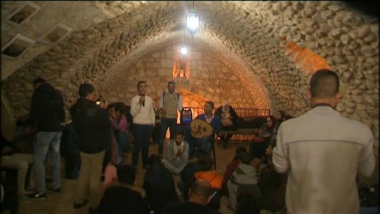 جانب من احتفالات أهالي القدس في أحد أحياء المدينة 