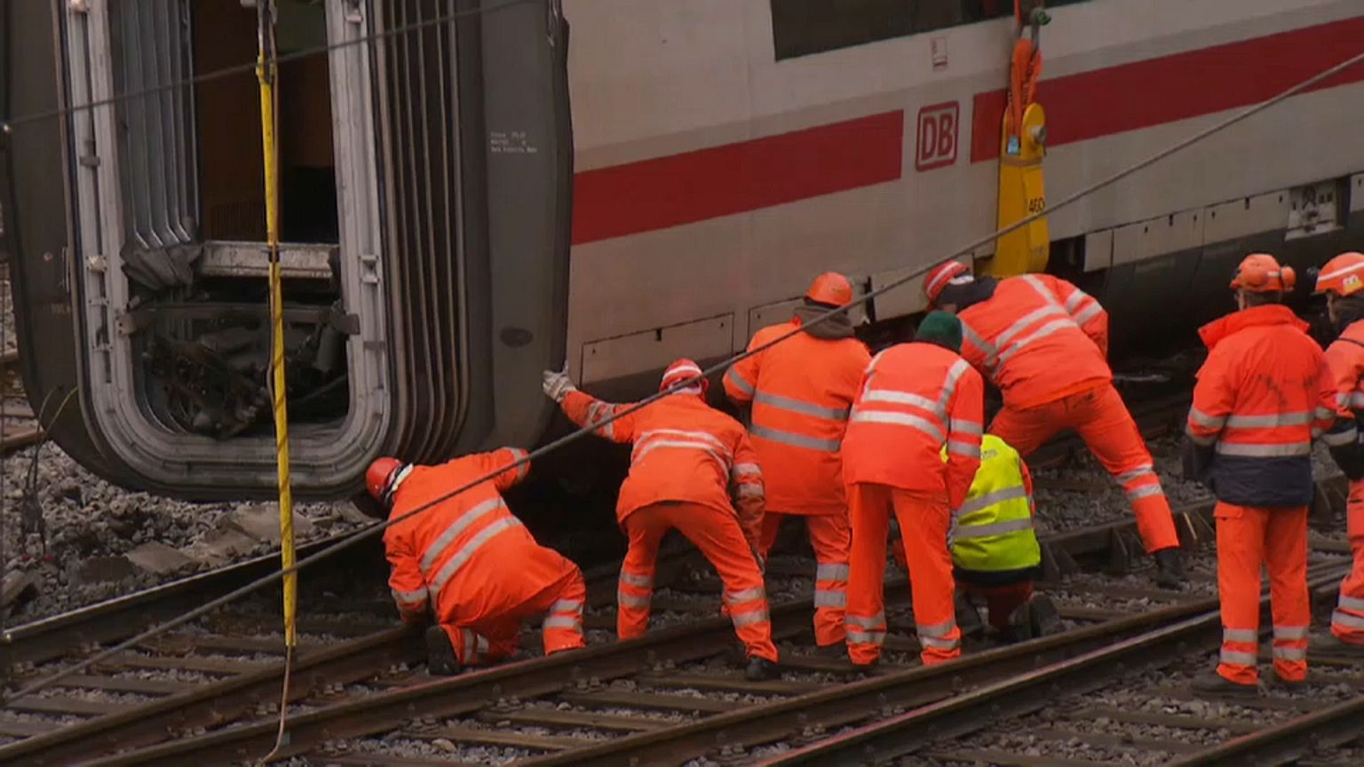 Devrilen Basel treni raylara yerleştirildi