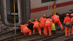 Devrilen Basel treni raylara yerleştirildi