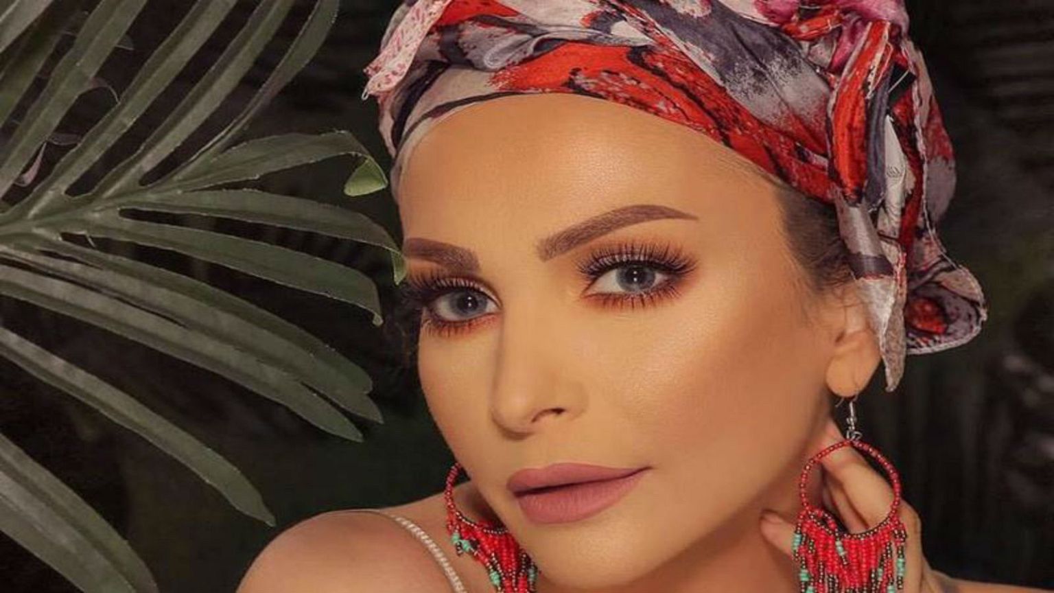 بعد اعتزالها الغناء أمل حجازي تنشد مدحا للرسول