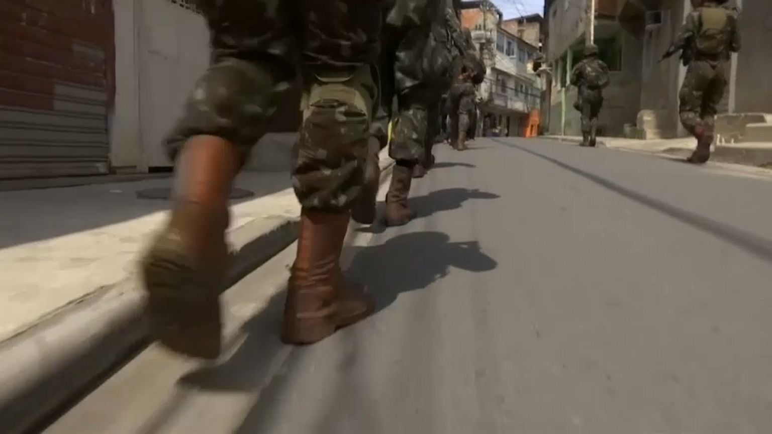 Militares fazem cerco a favela