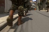 Militares fazem cerco a favela