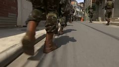 Militares fazem cerco a favela