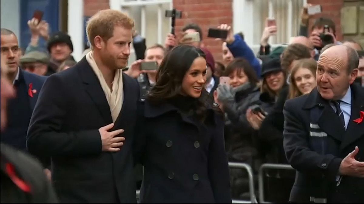 Prens Harry ile nişanlısı halkın önünde 