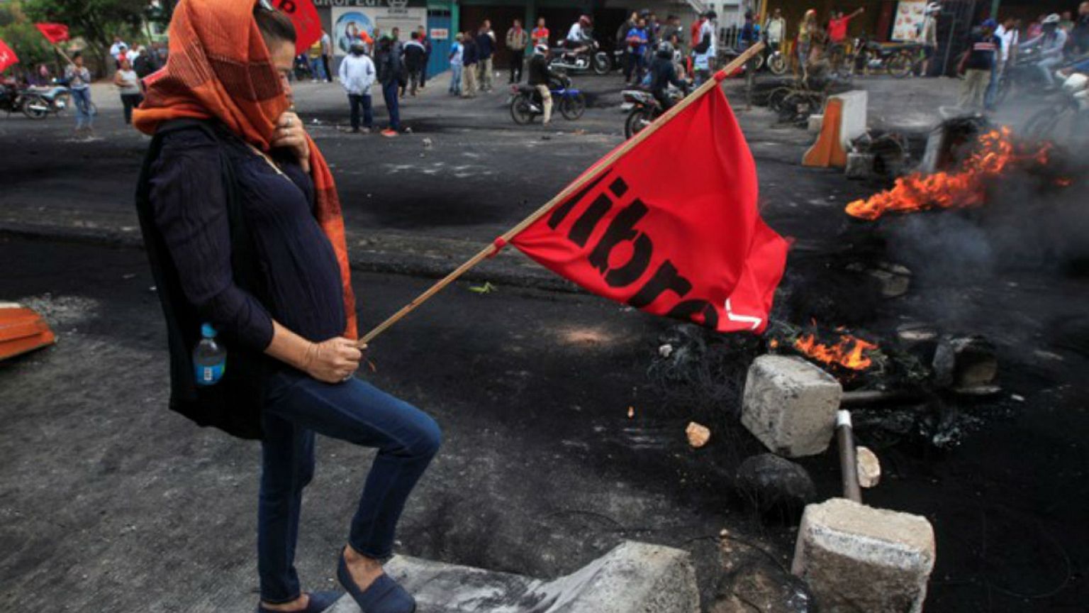 Διαδηλωτής σε οδόφραγμα στην Ονδούρα  